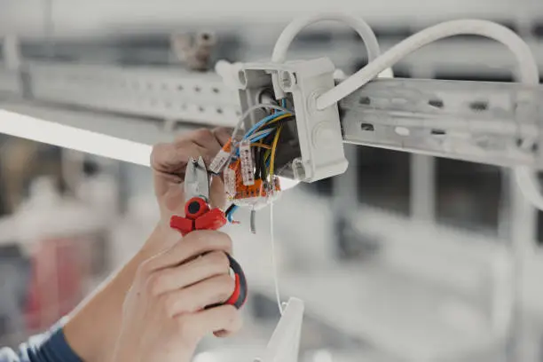 électriciens industriels roumains